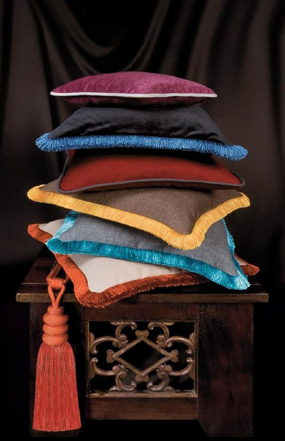 Mehrere Kissen sind mit Marabouts in verschiedenen Farben verziert.